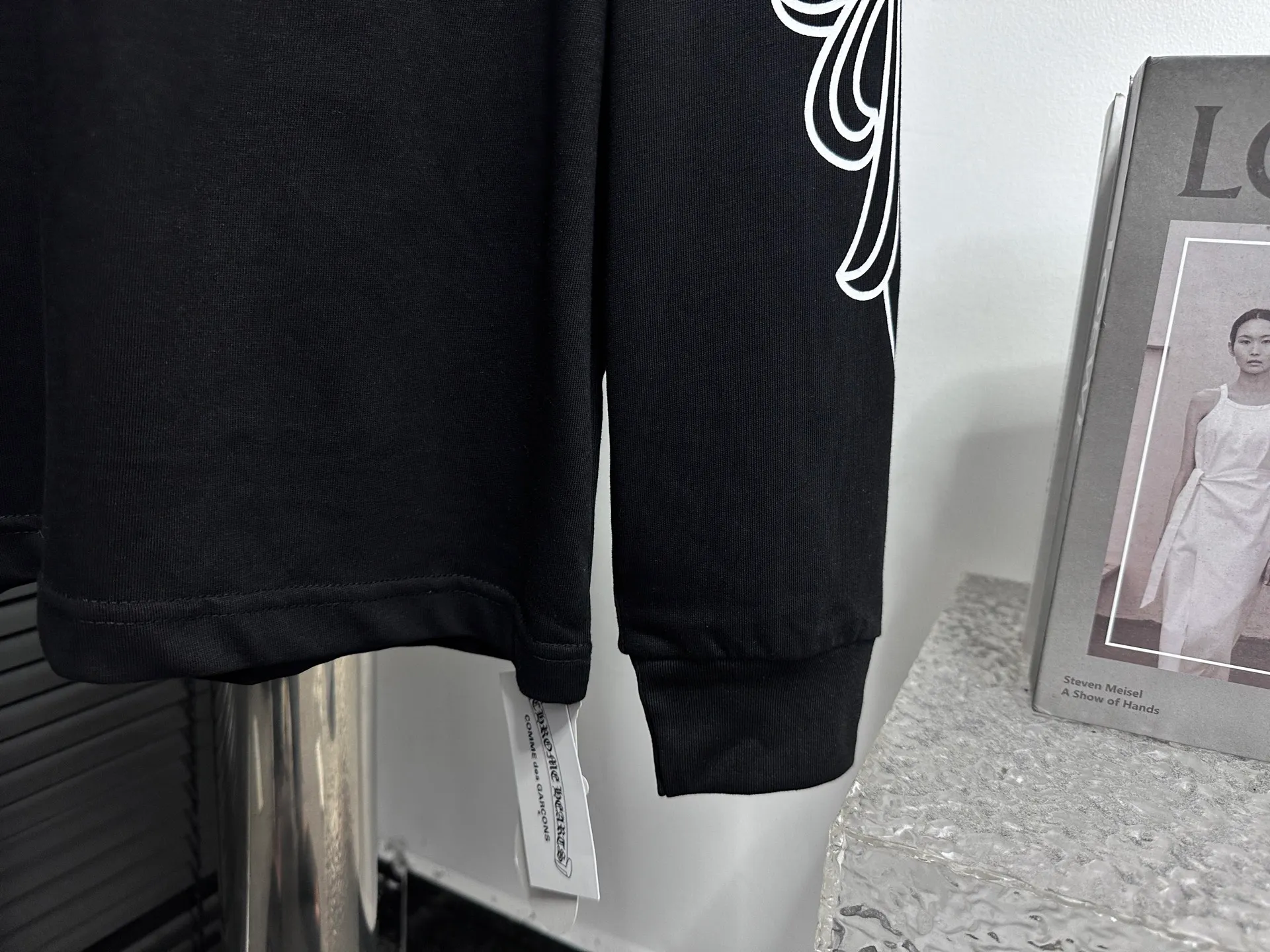 🅿️230 [Come Hearts] Crow Heart Graffiti Letters Limited Sanskrit Printed Long Sleeves, High Weight Threads on Collar and Cuffs, Custom Weaved and Dyed 280g Double Yarn Pure Cotton Fabric, Washed Anti-Counterfeiting Tags and other auxiliary labels are all correct versions, super conspicuous, super pretty, super stylish, same style for men and women! The overall upper body highlights fashion and individuality, and when worn together by a couple, it is a recommended T-shirt by the Street Ace!! Same style for men and women Size: XS-L